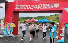 2024年党务信息第5期：聚力迎新党徽亮，志愿服务心连“新”